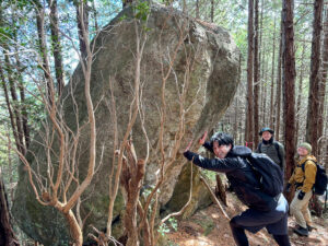 道中の様子。傾いた岩に手を添える澁谷