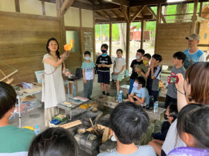 火おこしの授業を行うあちこさん