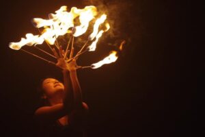 火の舞を踊るあちこさん