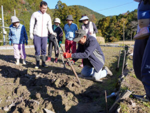 レンコン掘りの講師をする幹夫さん