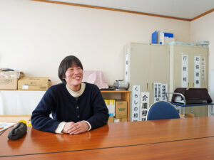 笑顔でお話する笹本さん