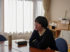 お話する笹本さん