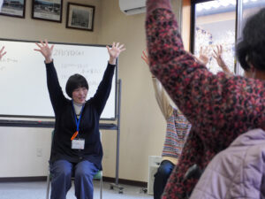 サロンにてレクリエーションをする笹本さん