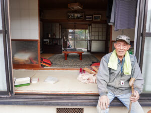 縁側に座る幹夫さん