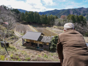 ご自身でつくったという小屋を見る義和さん