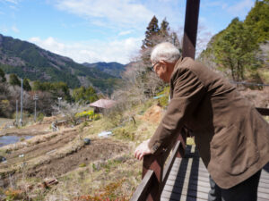 山の景色を眺める義和さん