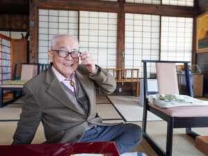 笑顔でお話する義和さん