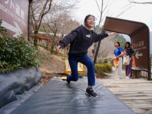 『下呂温泉合掌村』の森のすべり台を楽しむ様子