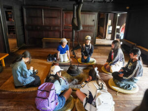 囲炉裏を囲む参加者の女子メンバー