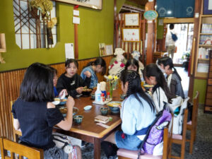 ランチを食べる子どもたち