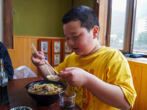 うどんを食べる様子