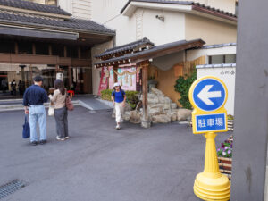 道中、触れる源泉があれば触りに行く子ども