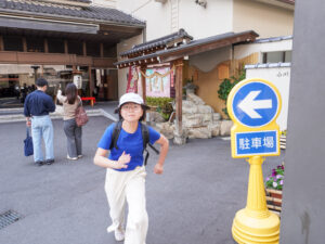お湯を触って猛スピードで走って戻っくる様子