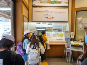 切符を買うために並んでいる子どもたち