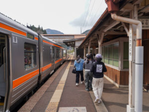 白川口のホームを歩く子どもたち