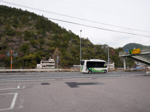 白川口駅から発車するバスの様子