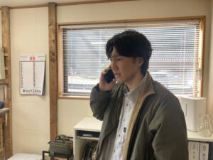 予約バスのキャンセルの電話をする澁谷