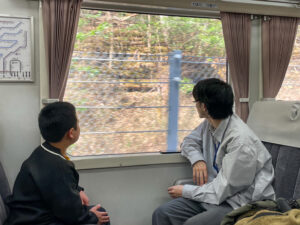 窓の外に釘付けになる子どもと、ヤゴー編集部の澁谷