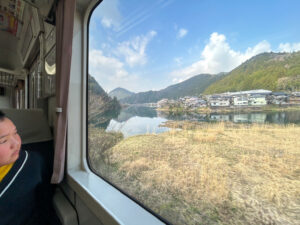 車窓から外を眺める参加者の子ども