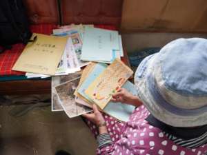 学校からもらったお手紙を見せてくれる幹夫さんの奥さん