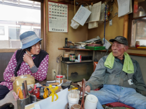 お話する幹夫さんと奥さん