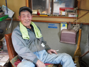 笑顔でお話する幹夫さん
