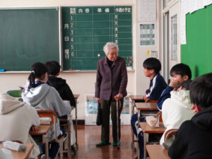 中学生とお話する菊美さん