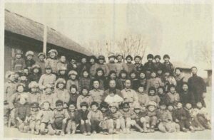 満州の国民学校前で撮られた生徒の写真