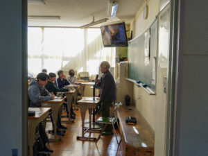 中学生にお話しする菊美さん
