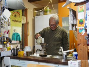 コーヒーを淹れる大井田さん