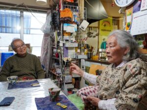 お話する大井田さんと奥さん