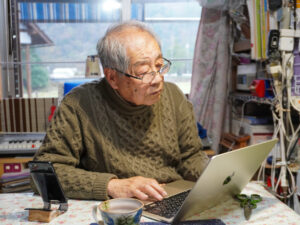 パソコンを操作する大井田さん