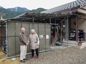 笑顔でお話する大井田さんと奥さん