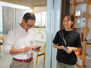 試飲した感想を話し合う様子