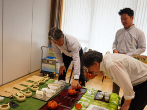 茶葉の匂いを嗅ぐ課長