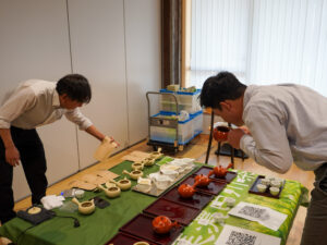 どこのお茶屋さんのお茶か確認する振興課課長