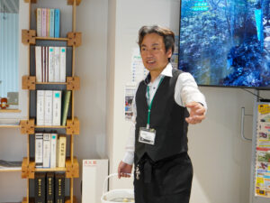 お茶の説明をする憲正さん