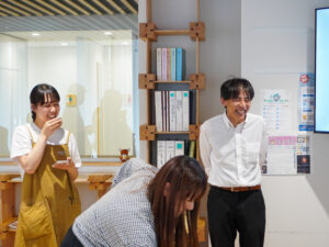 笑顔で試飲する方々
