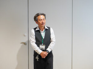 お話する憲正さん