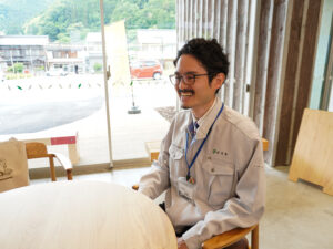 笑顔でお話する根岸さん
