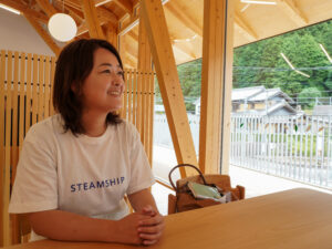 お話する細江さん