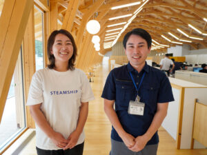 細江さんと、ふるさと納税を担当する役場職員の柘植さん