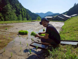 手植え作業中の根岸さん