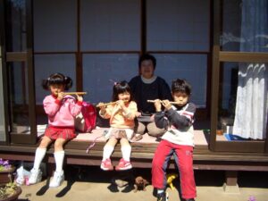 祖父母の家で遊ぶ根岸さん