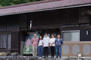 ワーキングホリデー期間中に、宿泊した『白川町移住交流サポートセンター』の職員と根岸さん