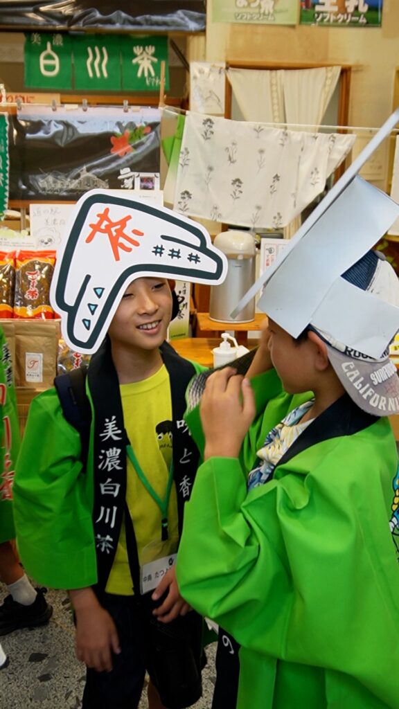 お面をつけて笑顔な子どもたち