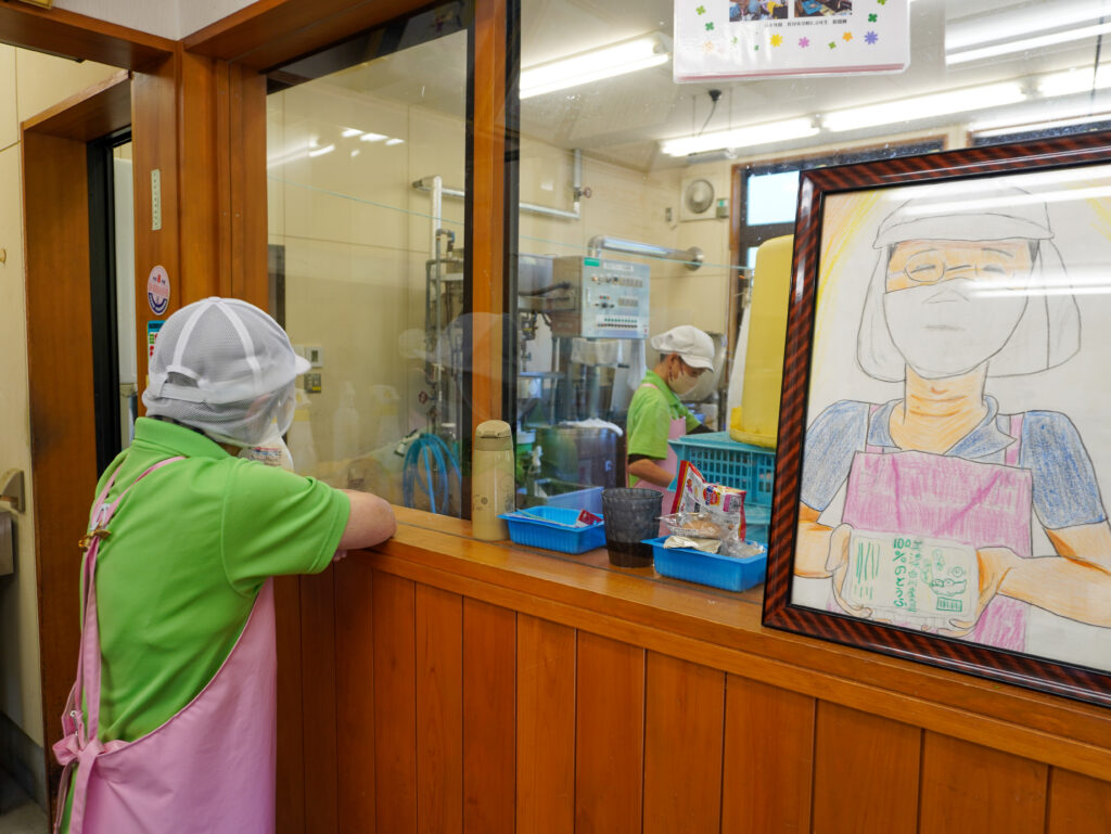 店内には、富子さんのお孫さんが書いたという似顔絵が