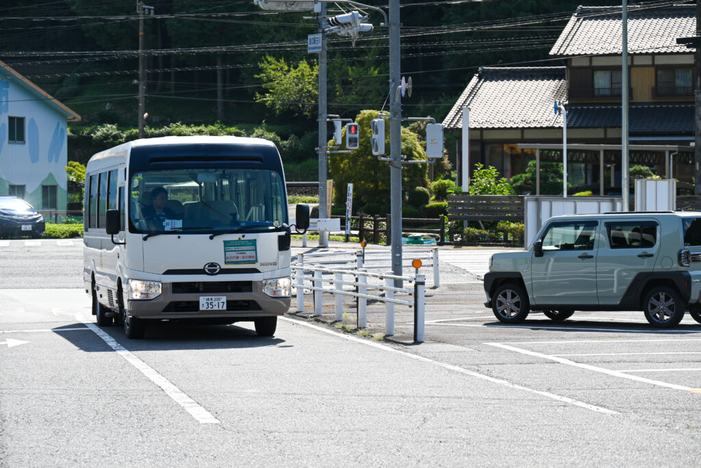 運行中のバス