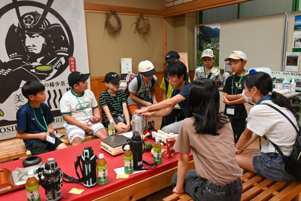 ピアチェーレのお茶の味を一手に担う茶師の山口さんからレクチャーを受ける子どもたち