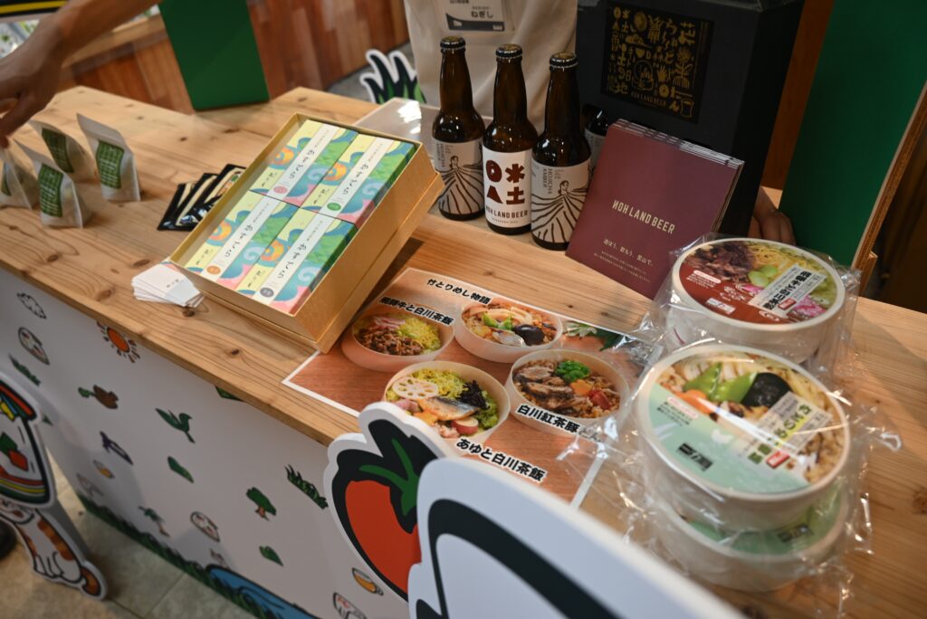子どもたちがPRした、白川町と地元事業者による白川茶を使った飴やカステラなどの新製品